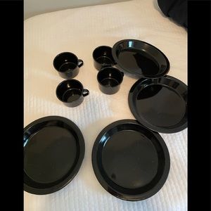 Pioneer enamelware dinner set with mugs (4)